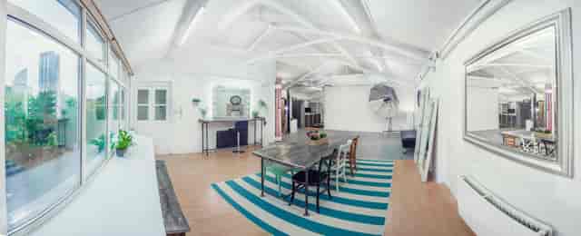 Versatile event space in Poutstudios with modern decor, ideal for meetings and workshops.