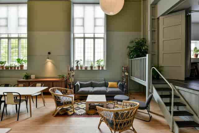 Stylish meeting space with natural light, ideal for workshops and team-building events.