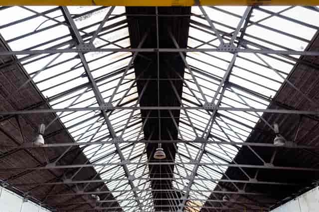 Alt tag: "Spacious crane venue with glass roof, ideal for events and gatherings"