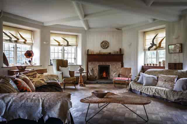 Cozy Voewood house meeting space with rustic charm, ideal for gatherings and brainstorming.