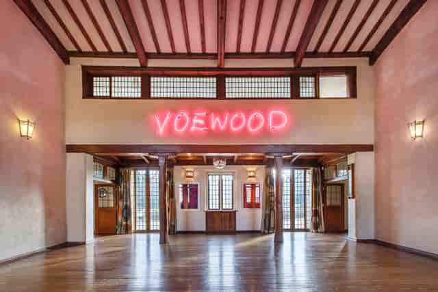Spacious Voewood house with rustic charm, perfect for weddings and corporate events.