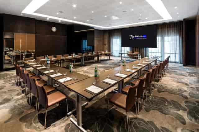 Meeting room Ontario B with large table, ideal for professional events and gatherings.
