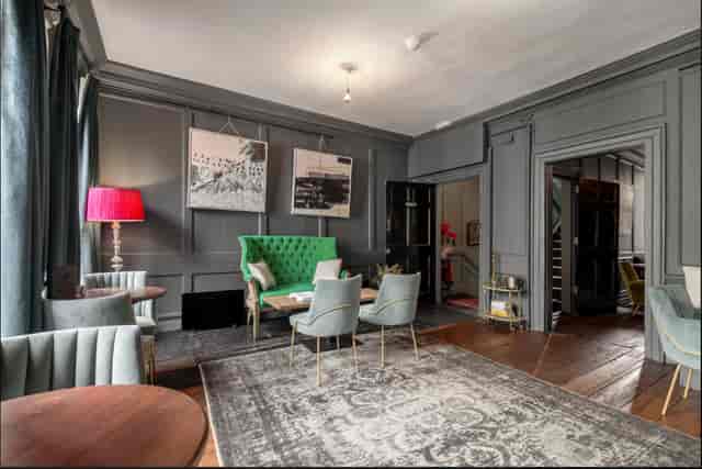 Stylish meeting space with green velvet sofa, perfect for workshops and networking events.