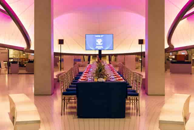 Winton Gallery dinner: elegant table, modern venue, gala, corporate event