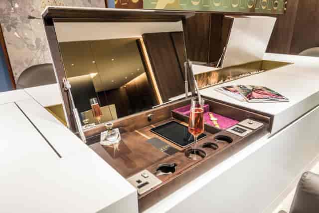Modern meeting space in SALON64 with stylish table, ideal for executive events.