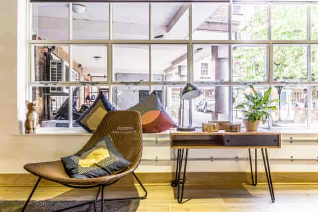Stylish meeting space with natural light, ideal for brainstorming and collaboration.