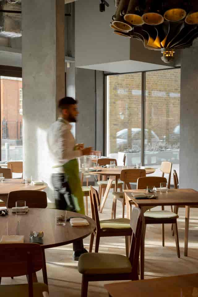 Modern dining space in Londrino with large windows, perfect for events and gatherings.