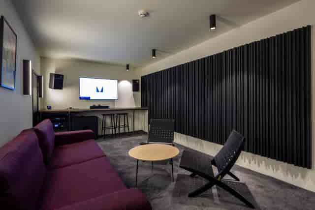 The Studio huddle room with acoustic walls for small-group collaboration and meeting events.