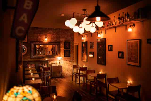 Cozy venue in Coupette with warm lighting, ideal for small gatherings and networking events.