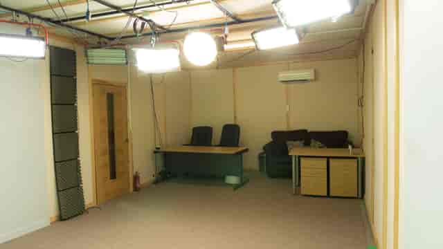 Soundproof meeting space in Galleon Studios, ideal for video conferences and gatherings.