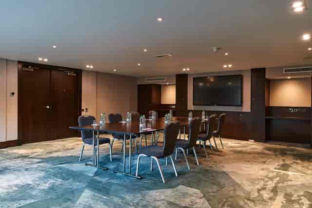 Creative meeting space with ergonomic chairs for professional gatherings and workshops.