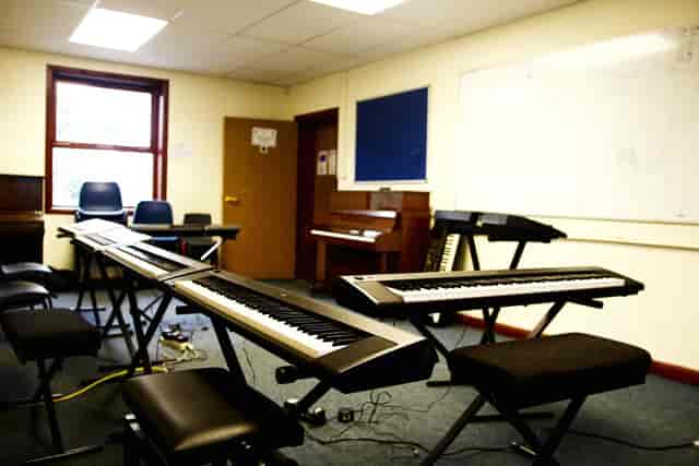 Versatile rehearsal space with keyboards for music workshops and collaborative sessions.