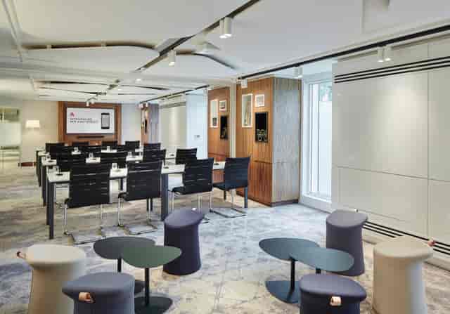 Wilbur Suite at London Heathrow Marriott: modern meeting space with flexible seating.