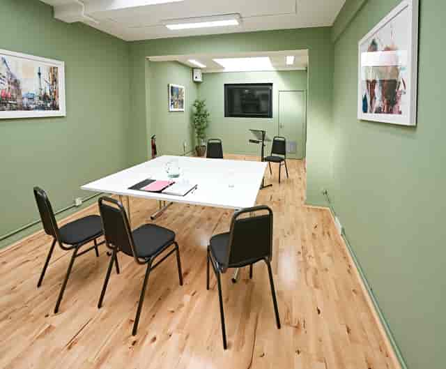 Modern meeting room at The Whitehall Studio, ideal for gatherings and brainstorming sessions.