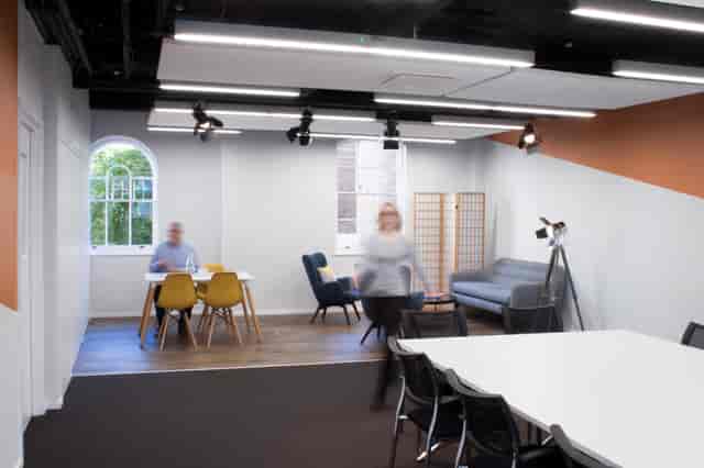 Modern meeting room with flexible seating for workshops and team meetings.