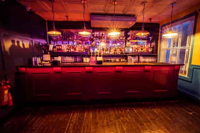 Stylish bar in Simmons | Soho, perfect for networking events and cocktail parties.