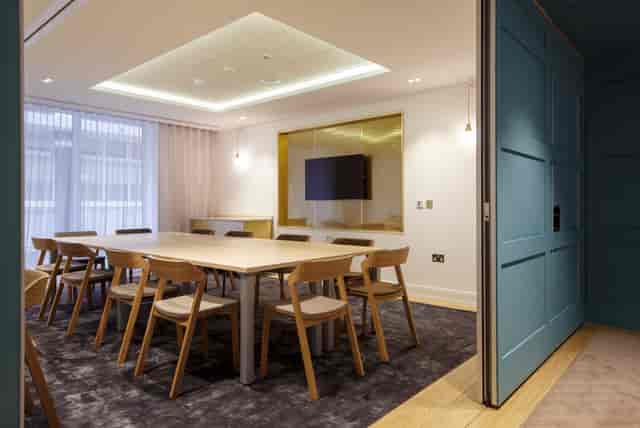 Modern meeting room with large table, ideal for presentations and collaboration.