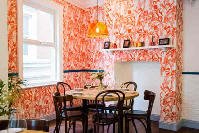 Agave dining room with floral wallpaper, ideal for intimate meetings and events.