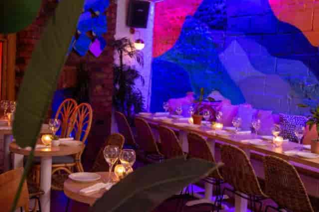 Vibrant dining space in Studio 48, perfect for intimate gatherings and events.