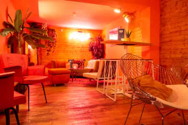 Vibrant lounge in Studio 48, ideal for networking events and casual meetings.