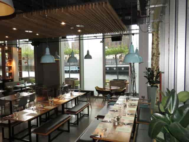 Modern restaurant in KuPP with natural light, ideal for intimate meetings and events.