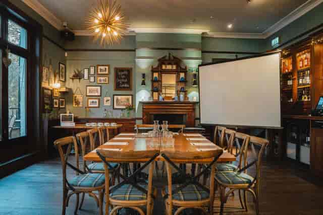 The Swan, Hyde Park - image 2