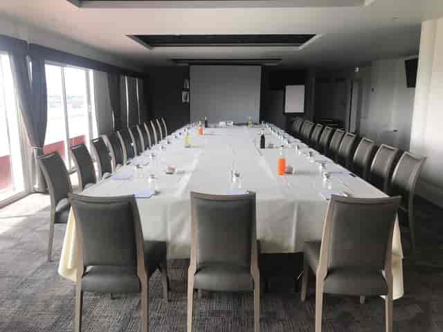 Berkshire Stand meeting room with projector, ready for conference or workshop.