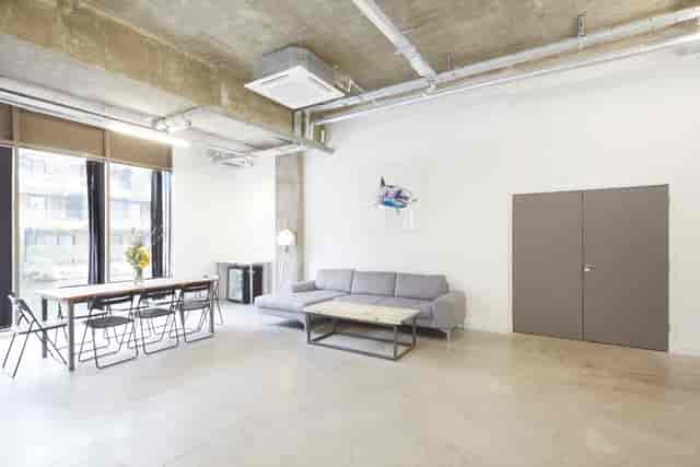 Modern event space with natural light, ideal for meetings and gatherings.