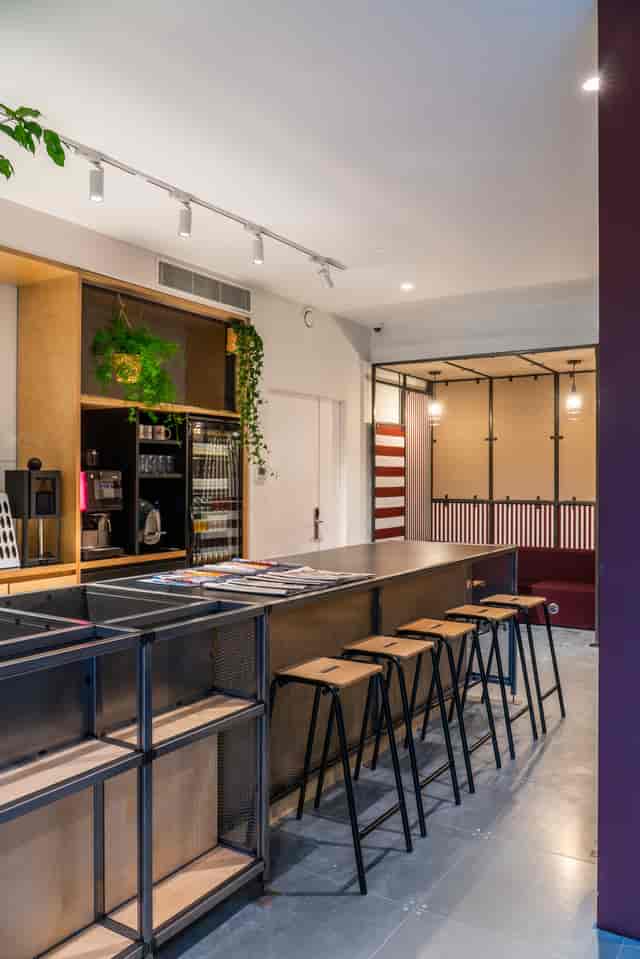 Modern break area in People's Mission Hall with bar counter, ideal for meetings and events.
