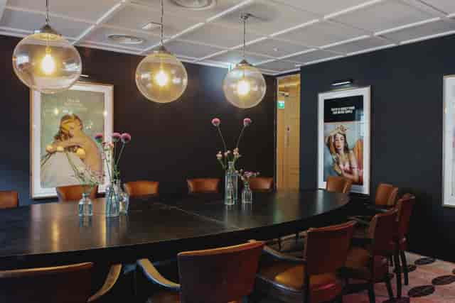 Stylish meeting room with round table at The River Bar, perfect for creative sessions.