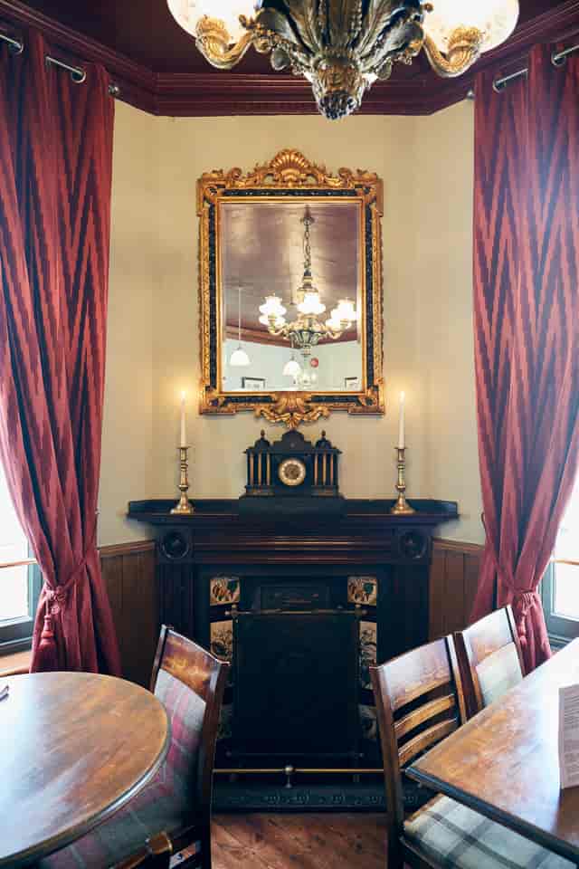 Elegant meeting space with classic fireplace, ideal for intimate gatherings and discussions.