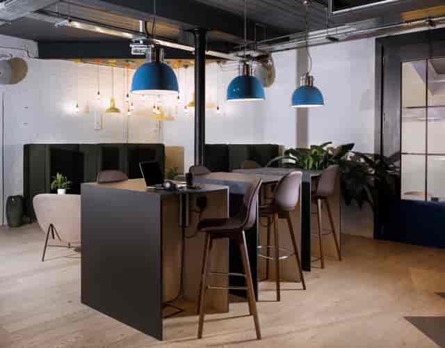 Modern meeting room with bar-style seating for collaborative discussions, ideal for brainstorming.