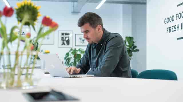 Modern meeting room with natural light, ideal for collaborative brainstorming sessions.