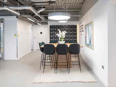 Modern meeting room with large table, ideal for collaboration and brainstorming events.