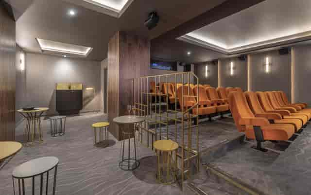 Ciné Lumière 2: modern event space with tiered seating for networking and presentations.