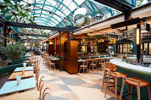 Vibrant Main Restaurant at Buns&Buns, ideal for events with stylish bar and natural light.