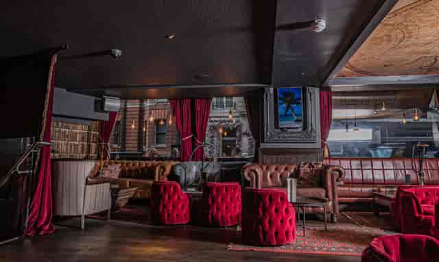 Stylish lounge with plush seating, perfect for networking events in Palm Beach.