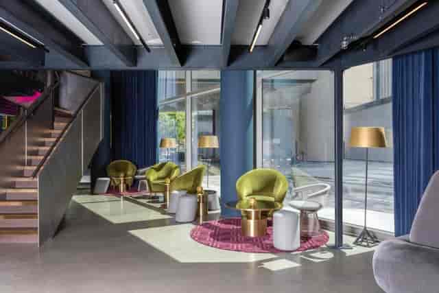 Modern meeting space at Sea Containers Hotel London, ideal for networking events and brainstorming.