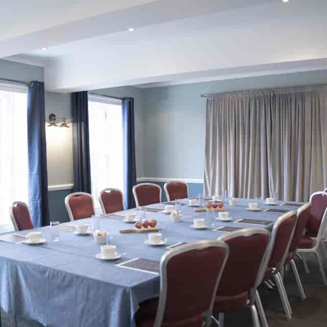 Commodores Room at Linden House: elegant meeting space for corporate events and workshops.