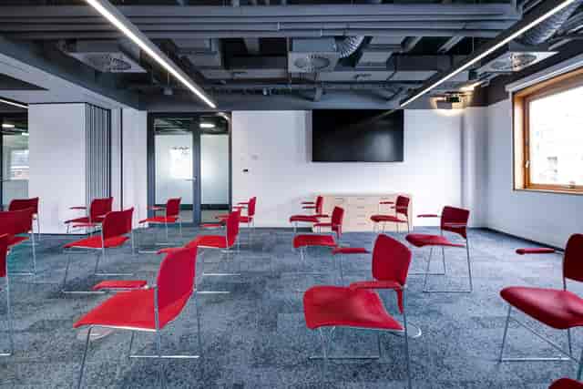 Modern event space, hybrid learning, workshop.