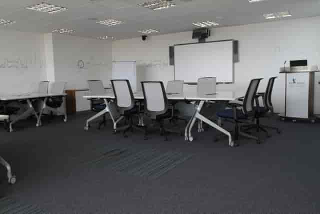 Modern meeting room with modular tables, ideal for workshops and brainstorming sessions.