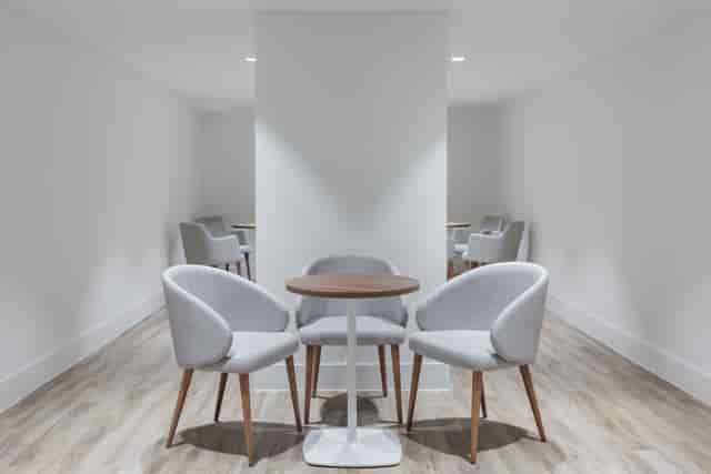 Modern pop-up meeting room at Holiday Inn Kensington, ideal for intimate gatherings.