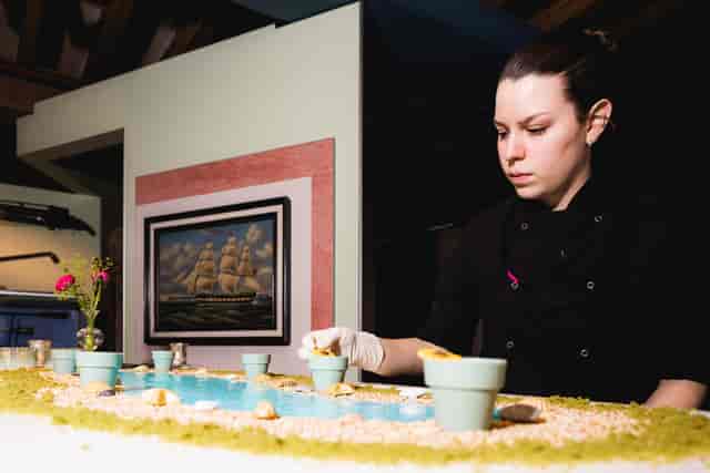 Pastry chef makes edible seascape centerpiece, London Museum Docklands event