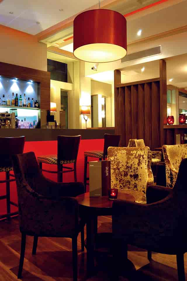 Stylish lounge area in Thistle Bloomsbury Park, ideal for networking events and meetings.