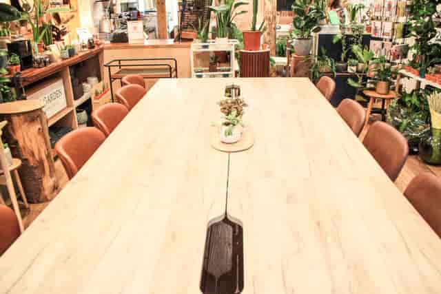 Spacious meeting room with wooden table, ideal for professional events and gatherings.