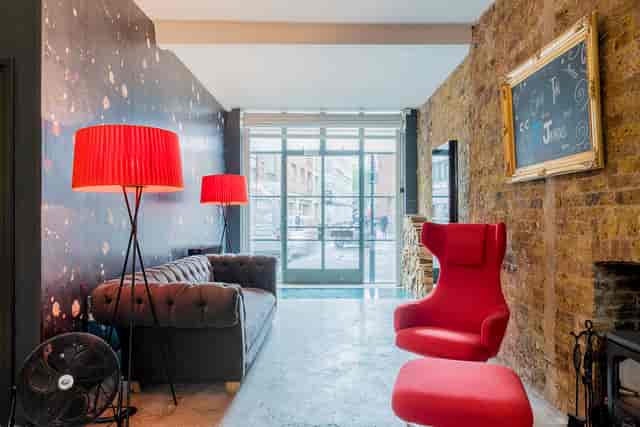 Co-sharing studio meeting space with cozy lighting, ideal for creative gatherings.