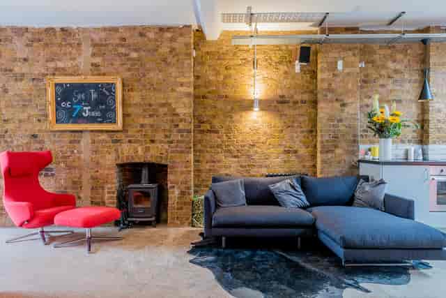 Co-sharing studio lounge with brick walls, ideal for meetings and events.