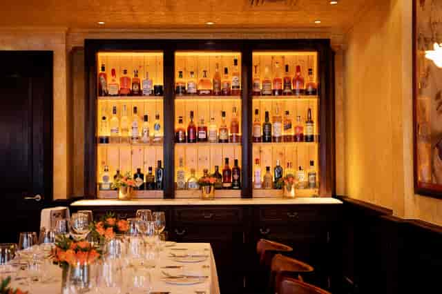 Elegant bar area at Le Petit Salon Prive, ideal for upscale events and gatherings.