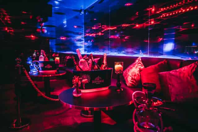 LOUNGE AREA 