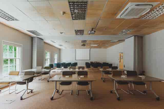 Versatile meeting space with modular tables, ideal for workshops and training sessions.